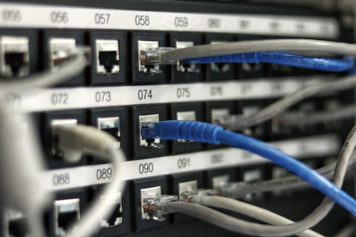 Box Opérateur vs Routeur Dédié : Faut-il Remplacer sa Box WiFi ?